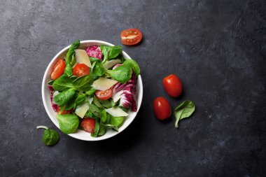 sağlıklı salata kasesine