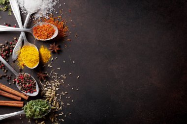 Çeşitli baharatlar kaşık