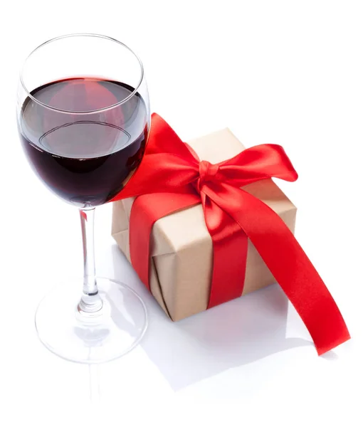 Copa de vino tinto y caja de regalo —  Fotos de Stock