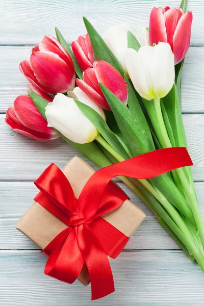 Fehér és vörös tulipán és ajándék doboz — Stock Fotó