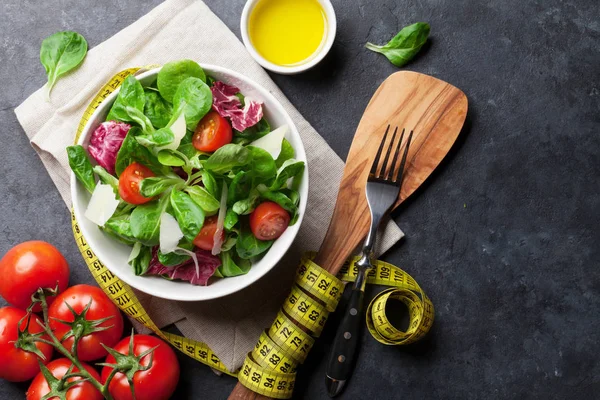 Salada saudável em tigela — Fotografia de Stock