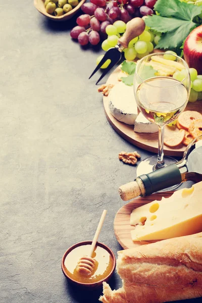 Wein, Trauben, Brot, Käseplatte — Stockfoto