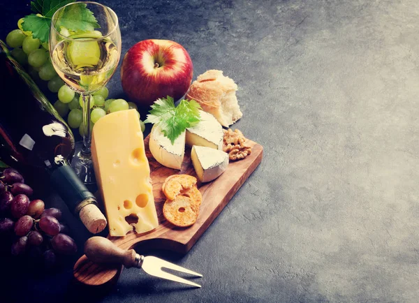 Vino, uva, pan, plato de queso — Foto de Stock