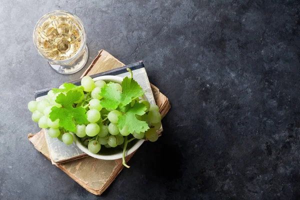 Witte druiven- en wijnproductie glas — Stockfoto