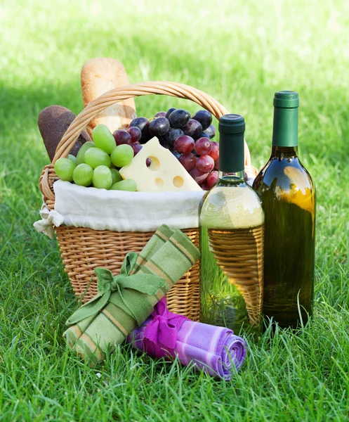 Cesta de picnic con vino en el césped — Foto de Stock