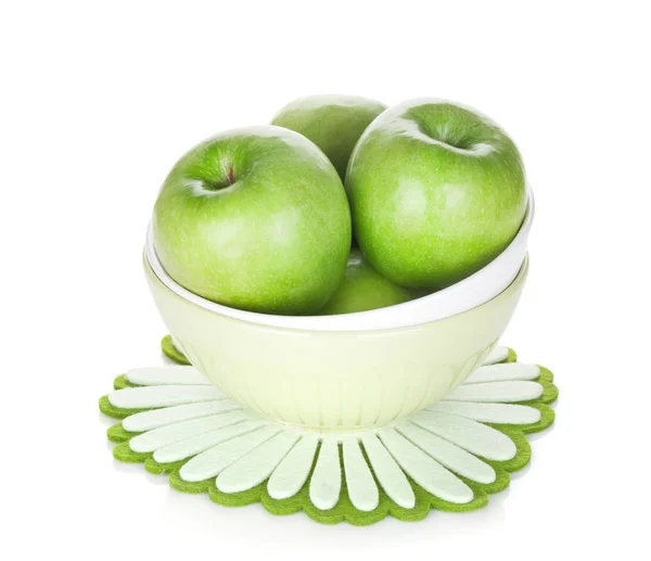 Groene appels in kom — Stockfoto