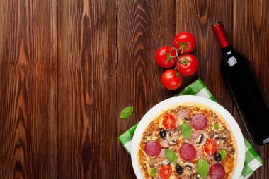 İtalyan pizzası ve kırmızı şarap. 