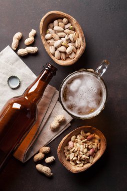 bira şişeleri, kupa ve aperatifler