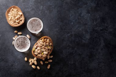 bira bardağı ve fındık