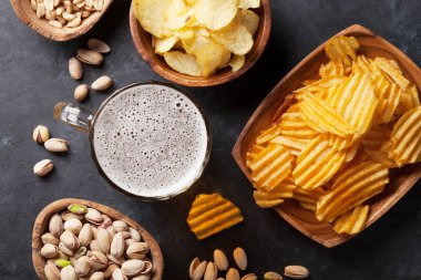 bira bardağı ve aperatifler