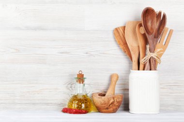 Mutfak gereçleri ve zeytin yağı