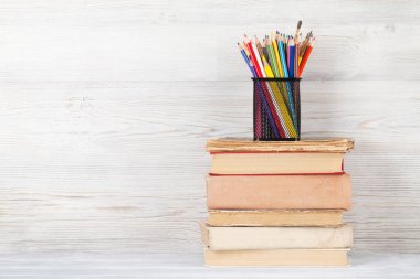 Eski kitaplar ve renkli kalemler