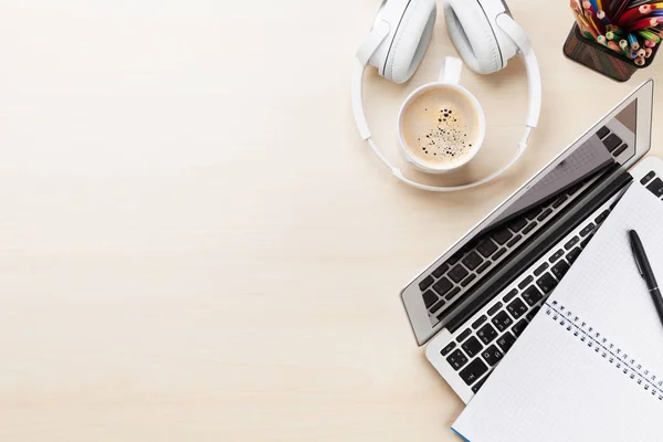 Laptop, café y auriculares — Foto de Stock