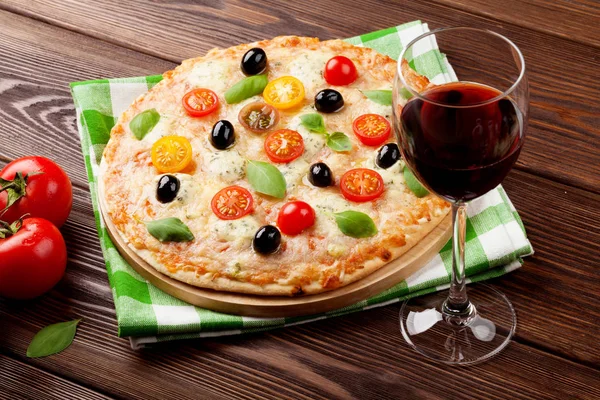 Итальянская пицца и красное вино — стоковое фото