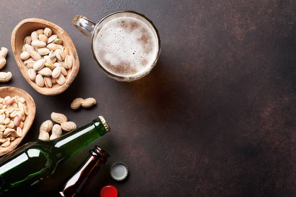 Bierflaschen, Becher und Snacks — Stockfoto