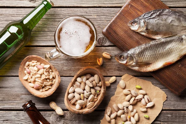 맥주, 견과류, 소금에 절인된 생선 — 스톡 사진