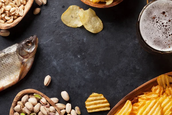 Lagerbier und Snacks — Stockfoto