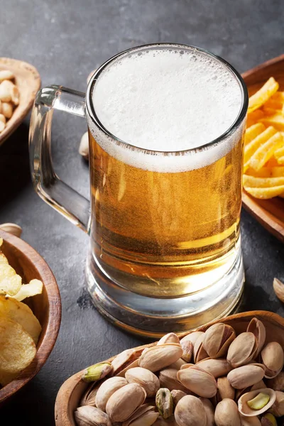 Taza de cerveza y bocadillos — Foto de Stock