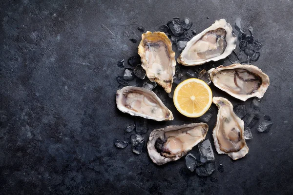 Oysters and lemon over ice — Stock Photo, Image
