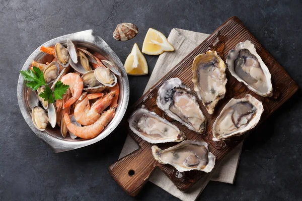 Scallops, oysters and shrimps — Stock Photo, Image
