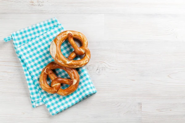 Öl snacks på bord — Stockfoto