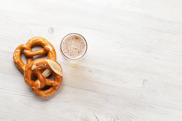 Tasse à bière et bretzels — Photo