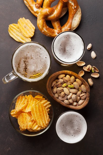 라 거 맥주 컵과 스낵 — 스톡 사진