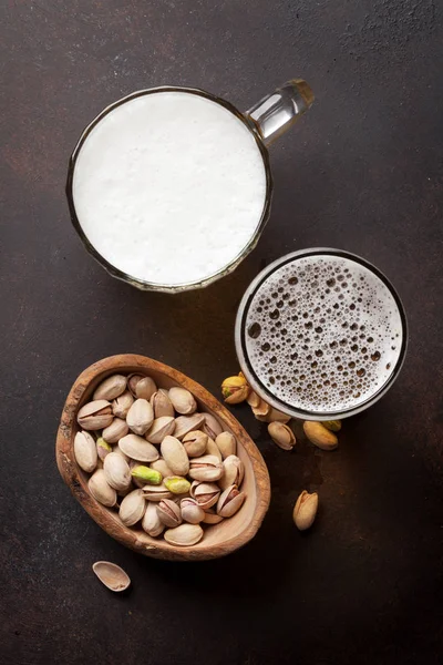 Beer mugs and pistachios — Stock Photo, Image