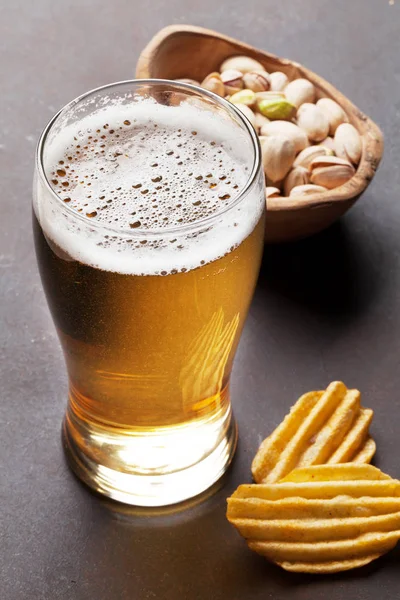 Cerveza, nueces y patatas fritas — Foto de Stock