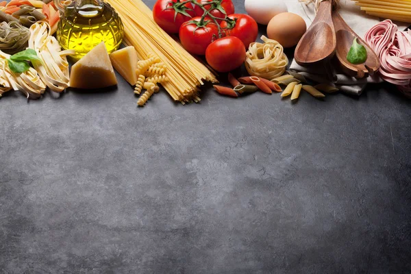 Těstoviny a ingredience na stole — Stock fotografie