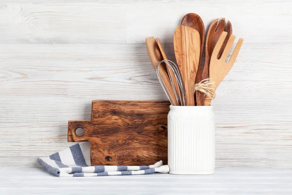 Köksredskap och skärbräda — Stockfoto