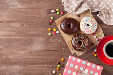 Çörek ve kahve fincanı.