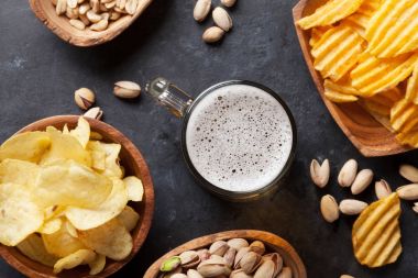 bira bardağı ve aperatifler