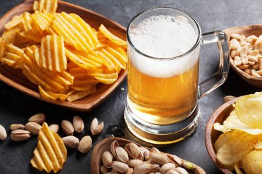 bira bardağı ve aperatifler