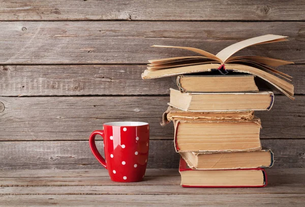 Oude boeken en koffiekopje — Stockfoto