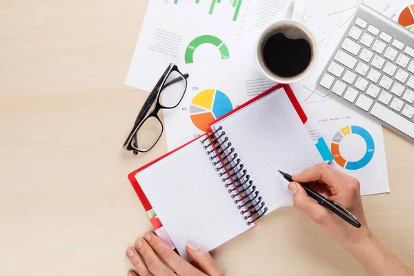 Manos femeninas con pluma y cuaderno —  Fotos de Stock