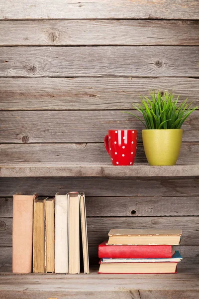 Vieux livres sur étagère en bois — Photo