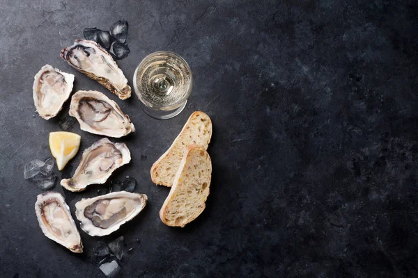 Ostras con limón y vino blanco — Foto de Stock