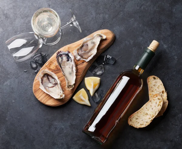 Ostron och vitt vin — Stockfoto