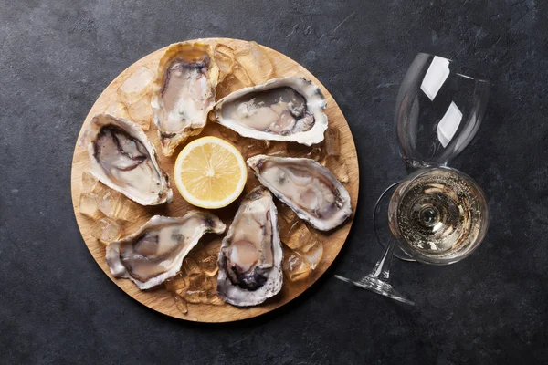 Austern und Weißwein — Stockfoto