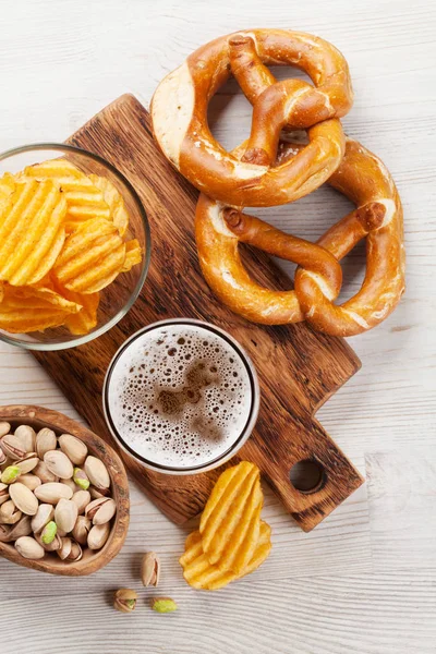 Cerveja, nozes, batatas fritas e pretzels — Fotografia de Stock