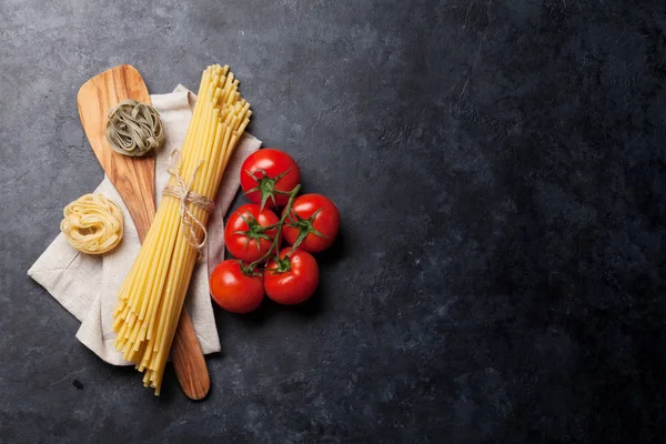 Pasta and raw tomatoes