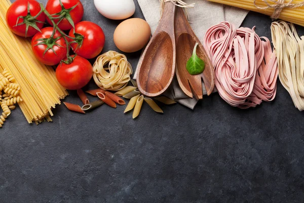 Pastas, tomates y cucharas — Foto de Stock