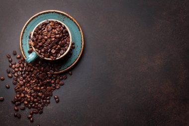 Kahve fincanı ve fasulye.