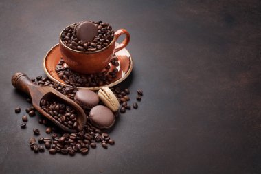 Kahve fincanı, fasulye, bademli kurabiye