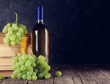 Beyaz şarap ve üzüm.