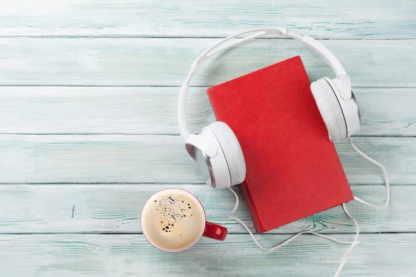 Ακουστικά, το καφέ και το παλιό βιβλίο — Φωτογραφία Αρχείου