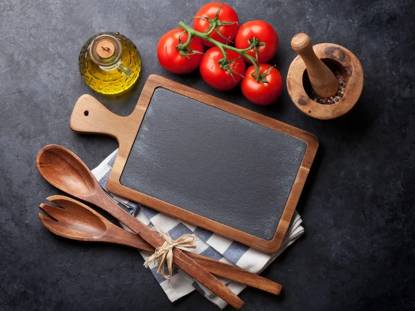 Kuchyňské náčiní a rajčaty — Stock fotografie