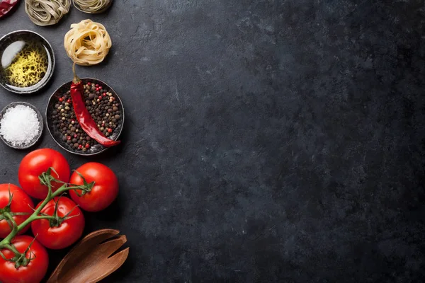 Utensilios de cocina y tomates — Foto de Stock