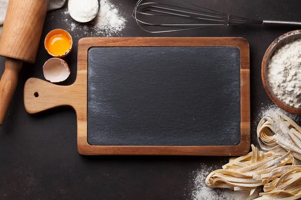 Blackboard och pasta matlagning ingredienser — Stockfoto
